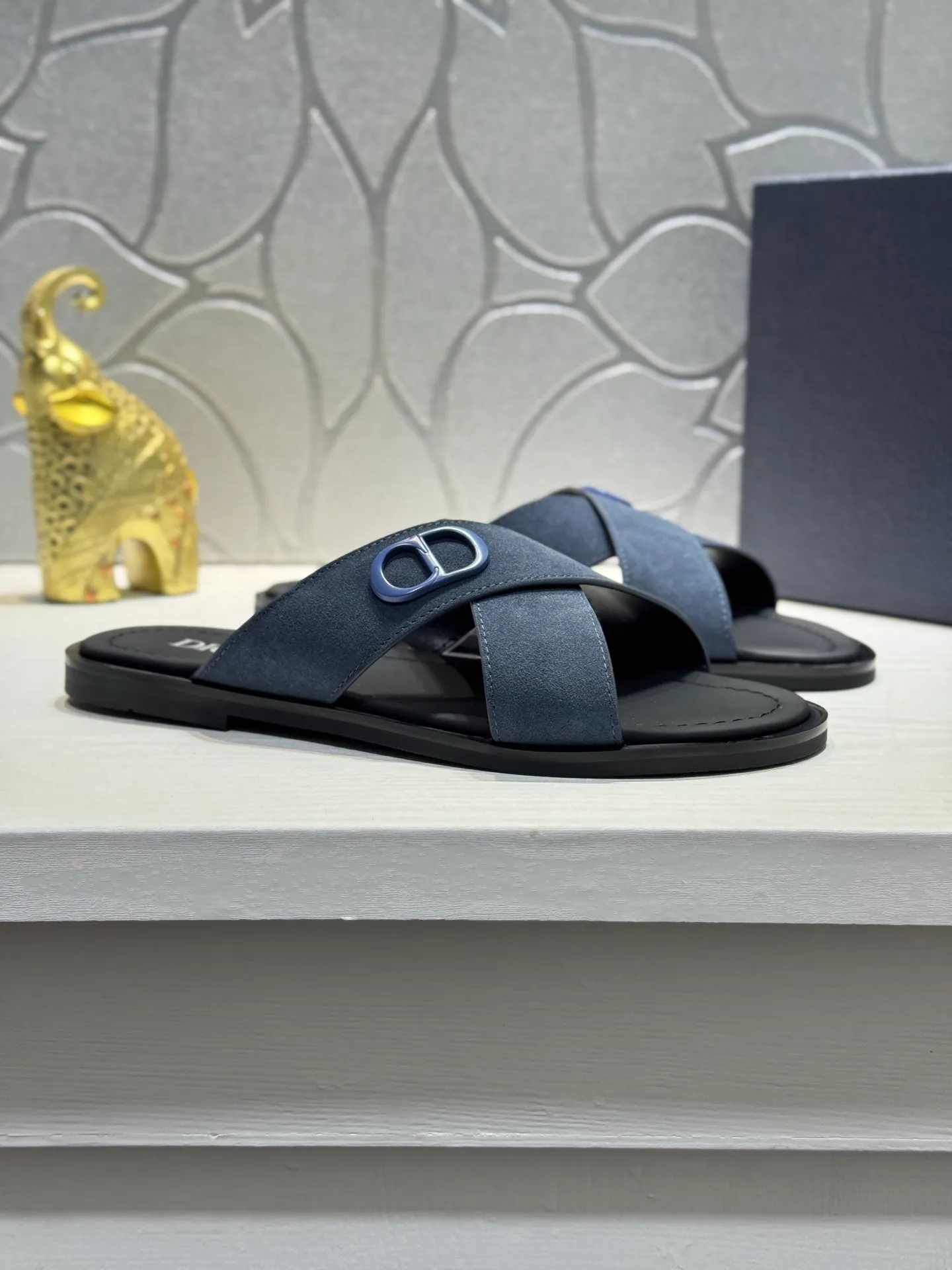 Men's men's shoes 💰320 [New style] 🦇🦇𝐂𝐡𝐫𝐢𝐬𝐭𝐢𝐚𝐧 𝐃𝐢𝐨𝐫 Dior slippers - the latest hot sandals, classic sandals, original replicas, super durable and versatile, cowhide leather with hardware accessories, very comfortable on the feet Look slim and white. Original molded outsole size: 38-44 (.45. Customized